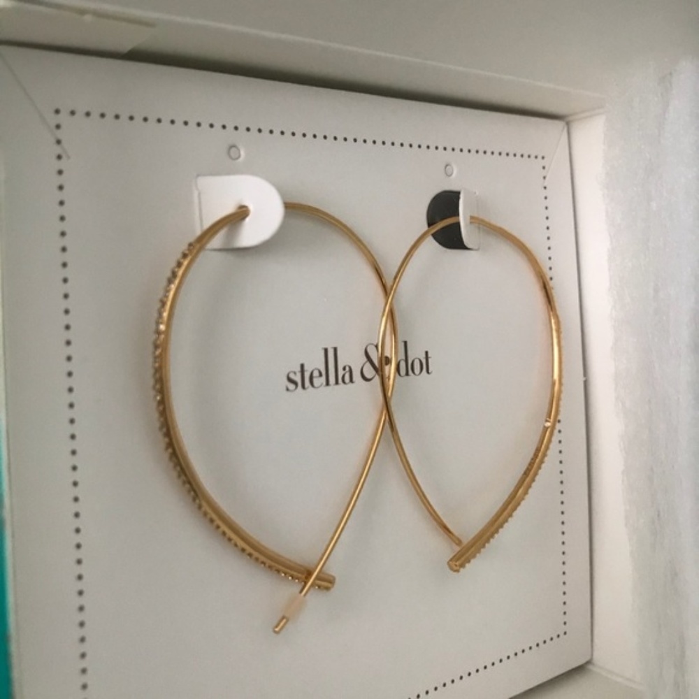 :: Stella and Dot⚜️GOLD Pavé Arc Earrings - Picture 6 of 6